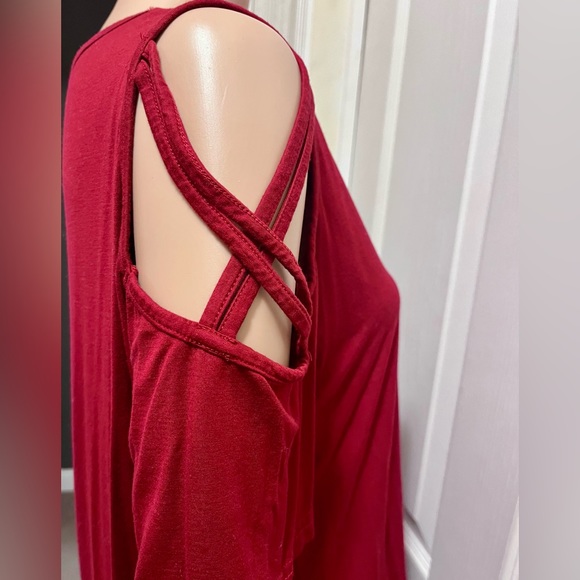 Liofoer cold shoulder top - Picture 3 of 5